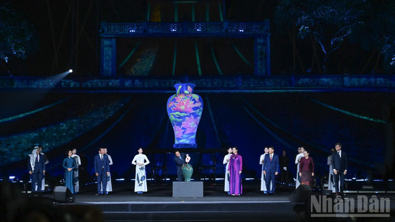 Thủ tướng Phạm Minh Chính và các lãnh đạo thực hiện nghi thức đặc biệt (vẽ tranh gốm ngũ sắc) khai mạc Lễ hội. (Ảnh: TRẦN HẢI)