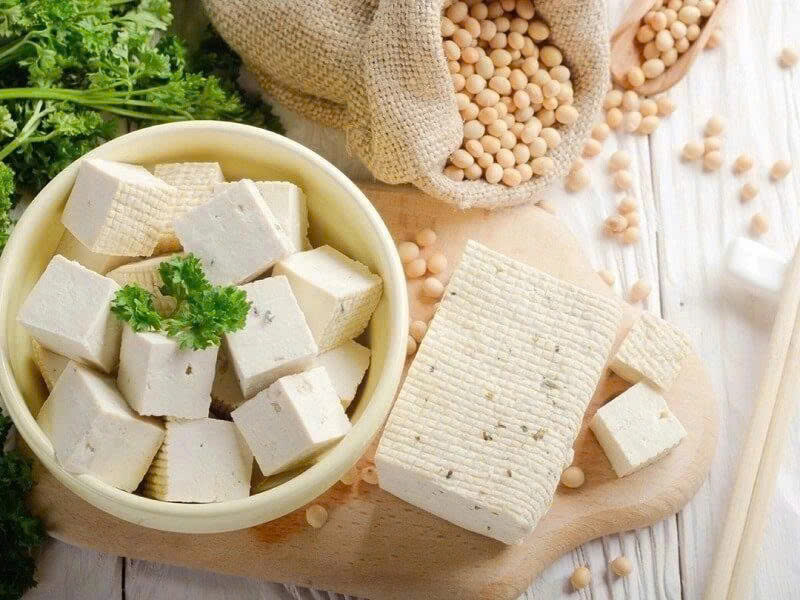 Đậu phụ không chỉ giúp duy trì sức khỏe tim mạch, xương và da mà còn là lựa chọn hoàn hảo cho chế độ ăn chay và lối sống cân bằng
