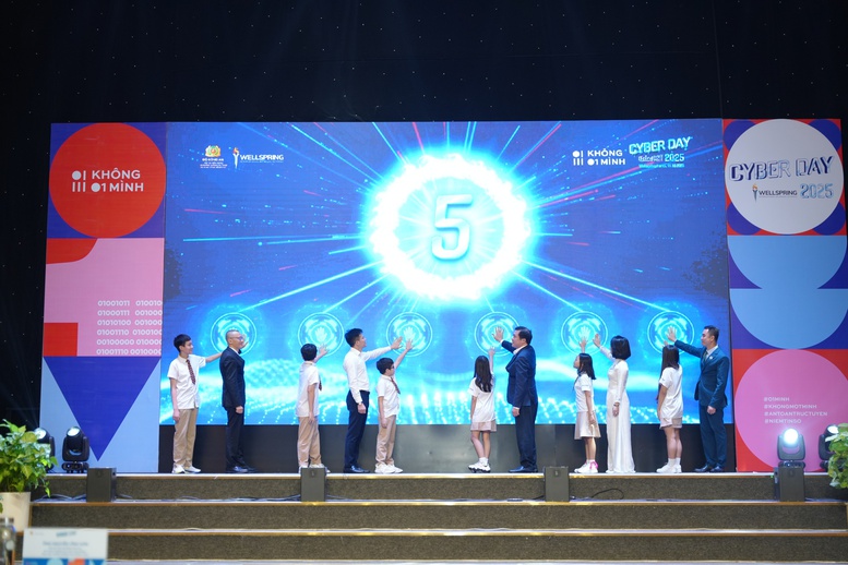 Các đại biểu cùng các em học sinh nhấn nút khởi động Cyber Day 2025 – Being Well – Being Me