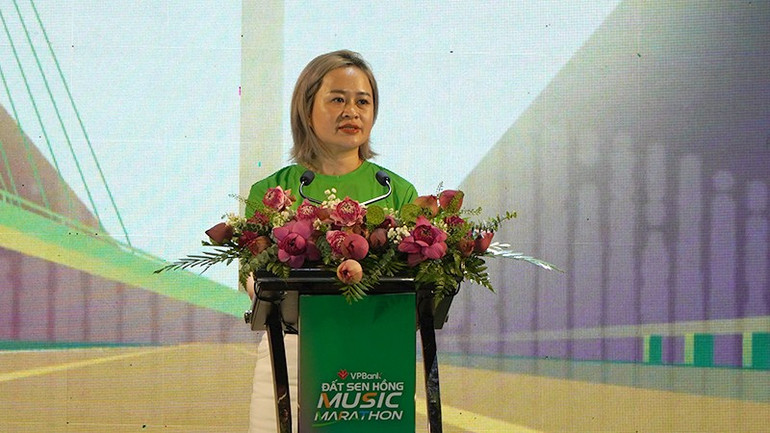 Bà Nguyễn Thùy Dương-Giám đốc Trung tâm Truyền thông và Tiếp thị, Ngân hàng TMCP Việt Nam Thịnh Vượng (VPBank) phát biểu tại đêm khai mạc.
