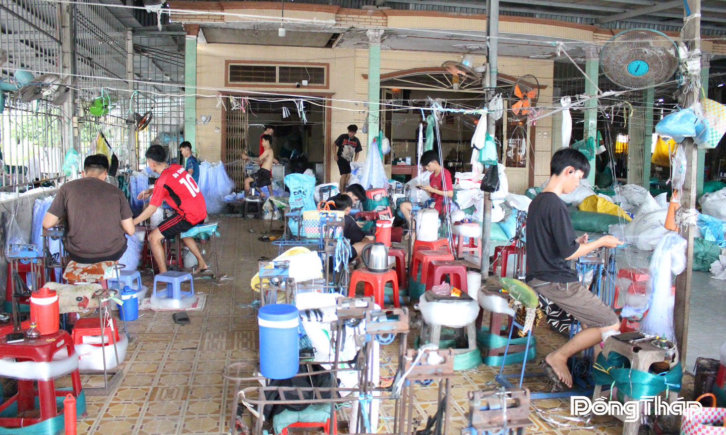 Nhân công làng nghề ở xã Tân Khánh Trung tất bật sản xuất ngư cụ. 