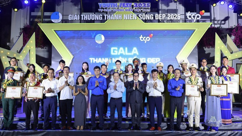 Đại diện Trung ương Hội Liên hiệp Thanh niên Việt Nam và các ban, bộ ngành, đoàn thể cùng 20 Thanh niên sống đẹp năm 2025.
