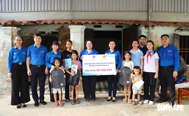 Chị Nguyễn Phạm Duy Trang - Bí thư Trung ương Đoàn, Chủ tịch Hội đồng Đội Trung ương - trao quà tặng gần 905 triệu đồng cho các hộ dân bị thiệt hại do bão Bualoi ở tỉnh Nghệ An - Ảnh: DOÃN HÒA