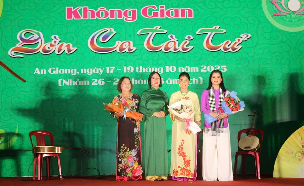 Phó Giám đốc Trung tâm Văn hóa - Nghệ thuật tỉnh An Giang Nguyễn Thị Yên tặng hoa cho đại diện các câu lạc bộ đờn ca tài tử tham gia “Không gian đờn ca tài tử Nam bộ”.