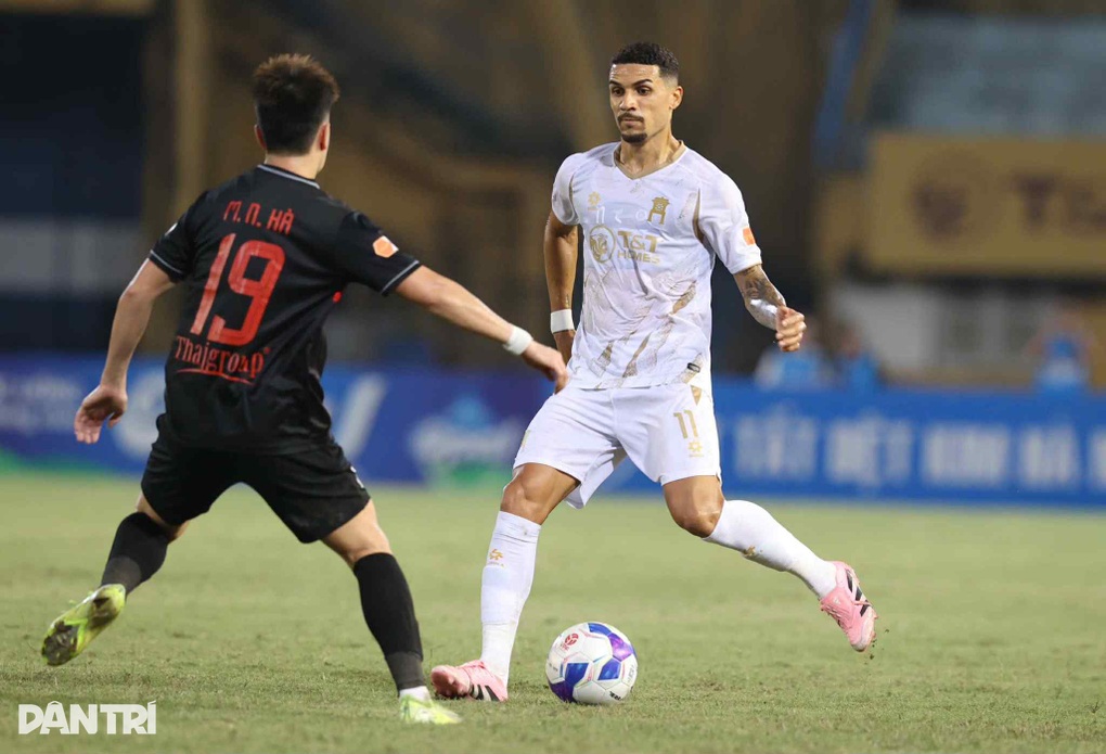 Cầu thủ mới nhập tịch Đỗ Hoàng Hên (áo trắng) trong màu áo Hà Nội FC (Ảnh: Mạnh Quân)