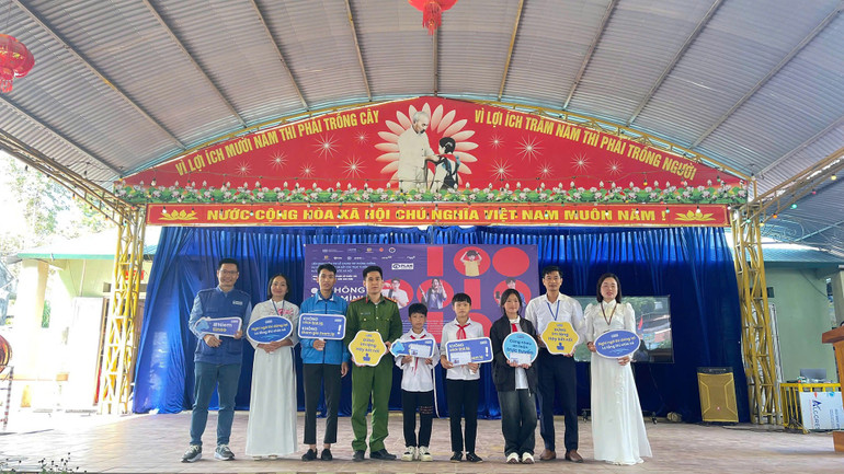 Hoạt động truyền thông “Cùng nhau an toàn trực tuyến” tại Trường trung học cơ sở Cán Chu Phìn, Tuyên Quang. (Ảnh Plan International Việt Nam)