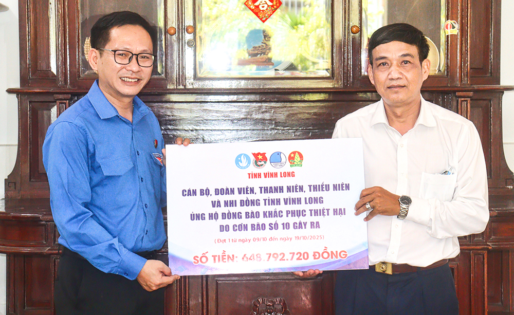 Ủy ban MTTQ Việt Nam tỉnh tiếp nhận tiền từ Tỉnh Đoàn để chuyển hỗ trợ đồng bào khắc phục thiệt hại bão số 10.