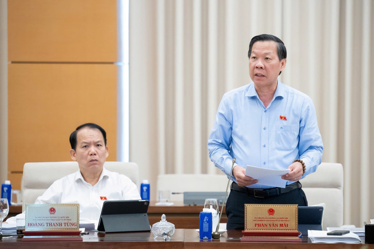 Chủ nhiệm Ủy ban Kinh tế và Tài chính Phan Văn Mãi trình bày báo cáo thẩm tra. (Ảnh: DUY LINH)
