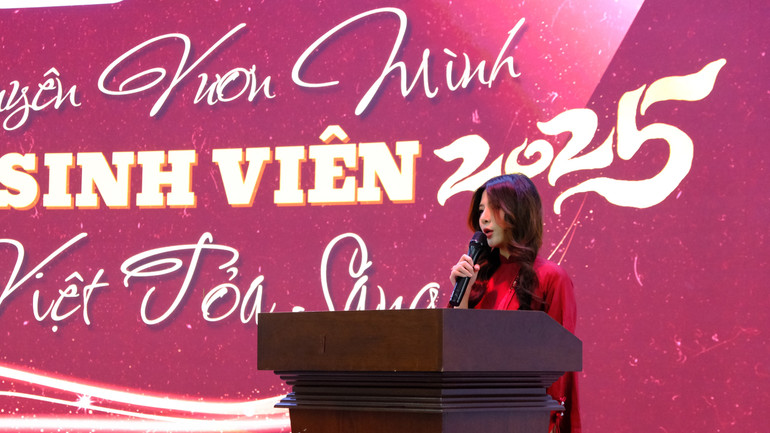 Chị Nguyễn Thị Lan Anh, Chủ tịch Hội Lưu học sinh Việt Nam tại thành phố Thiên Tân phát biểu tại chương trình.