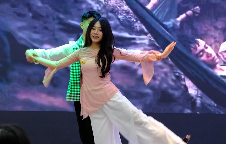 Tiết mục văn nghệ do các bạn lưu học sinh biểu diễn.