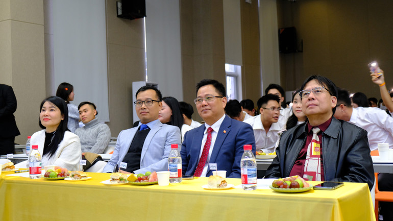 Đại diện Đại sứ quán Việt Nam tại Trung Quốc và doanh nghiệp, kiều bào Việt Nam tại thành phố Thiên Tân.