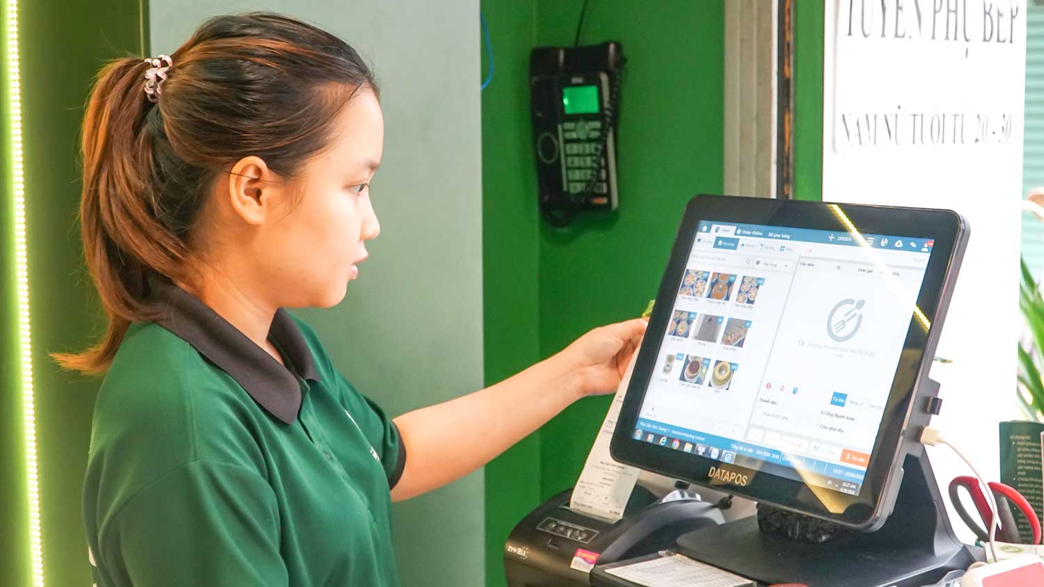 Các doanh nghiệp tích cực đưa sản phẩm lên sàn thương mại điện tử, sử dụng thanh toán số và ứng dụng công nghệ trong quản lý vận hành.