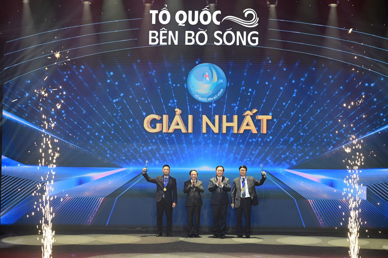 Đồng chí Nguyễn Trọng Nghĩa và Đại tướng Trịnh Văn Quyết trao giải nhất cho các tác giả.
