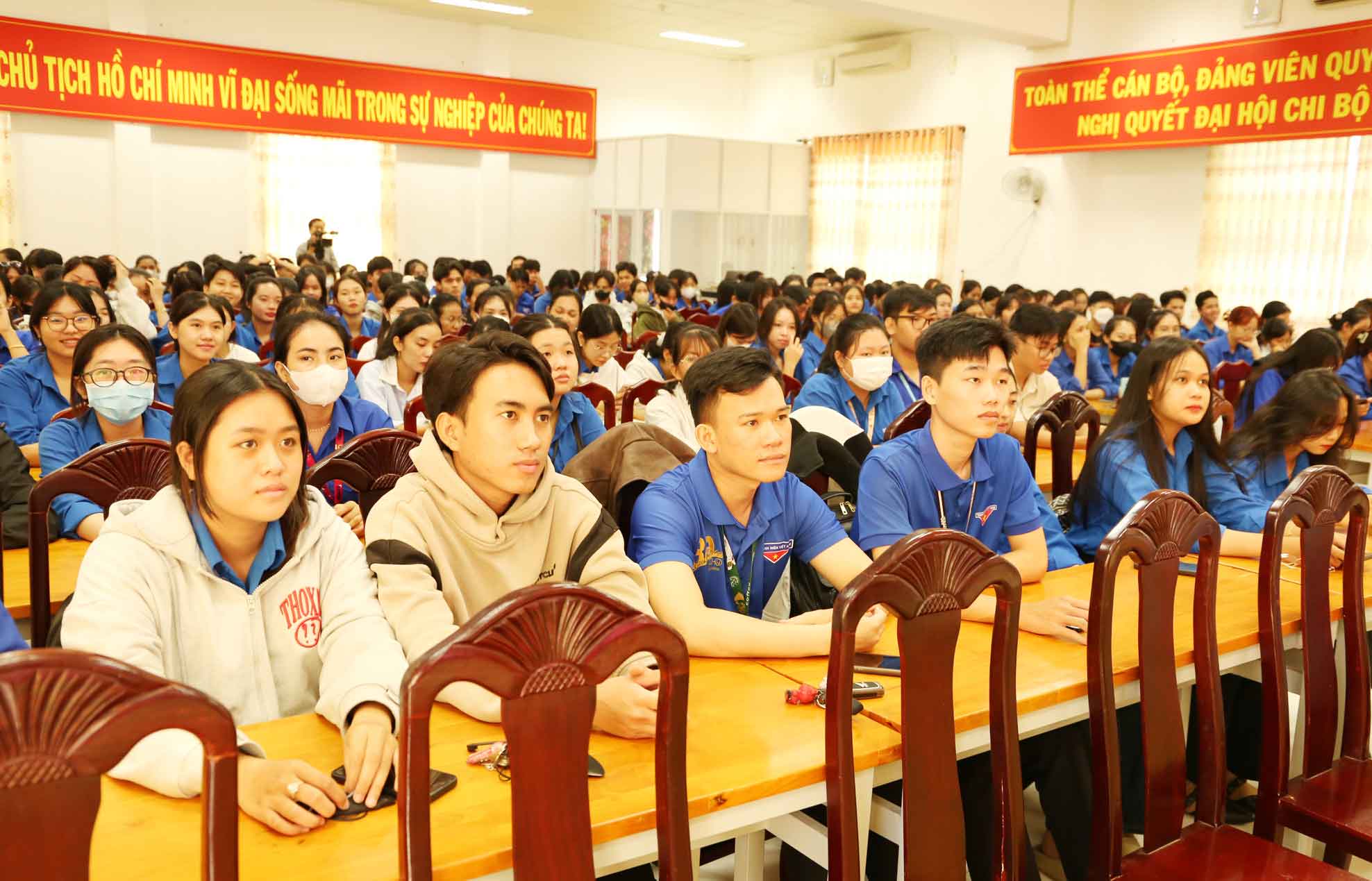 Sinh viên dự buổi nói chuyện chuyên đề.