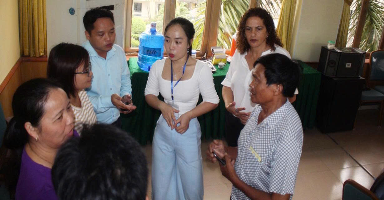 Bùi Hải Yến (áo trắng, ở giữa) hỗ trợ nông dân trồng xoài về canh tác đạt chuẩn xuất khẩu - Ảnh: NVCC
