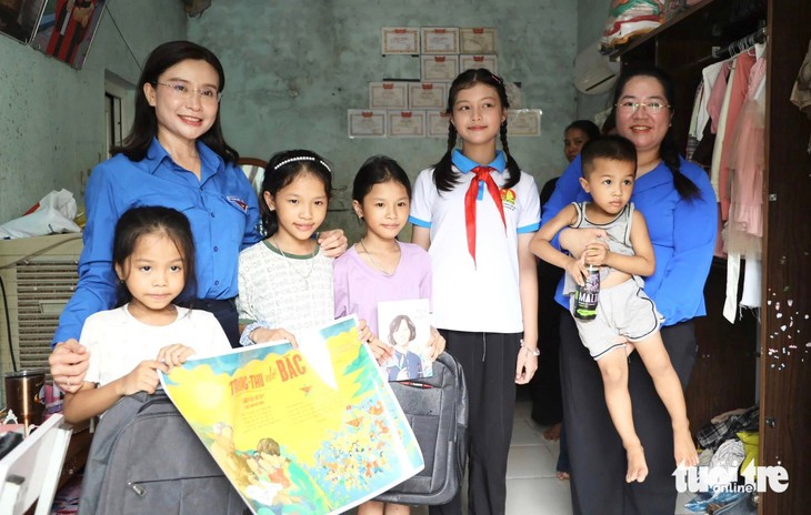 Niềm vui của các em nhỏ vùng bão Nghệ An nhận quà từ Trung ương Đoàn - Ảnh: DOÃN HÒA