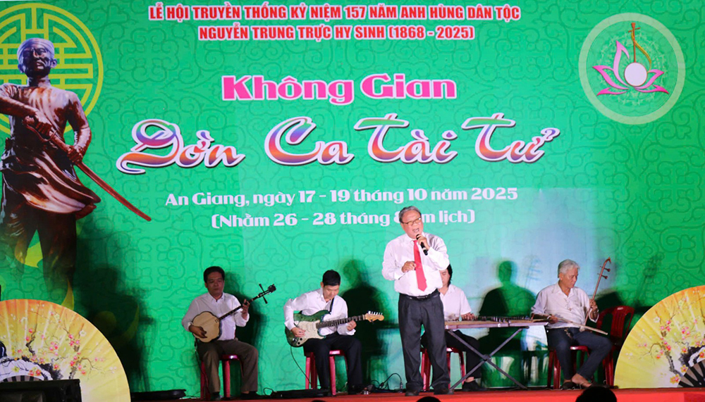 Các tiết mục giao lưu tại “Không gian đờn ca tài tử Nam bộ”.