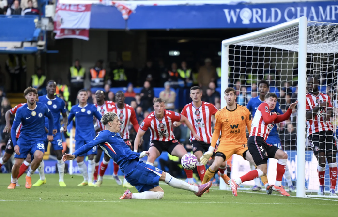 Cơ hội trôi qua trước mũi giày các chân sút Chelsea