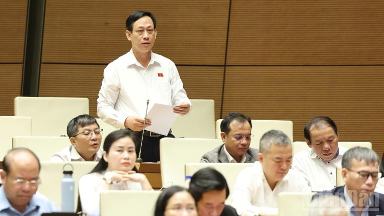 Đại biểu Mai Văn Hải (Đoàn Thanh Hóa) phát biểu. (Ảnh: DUY LINH)