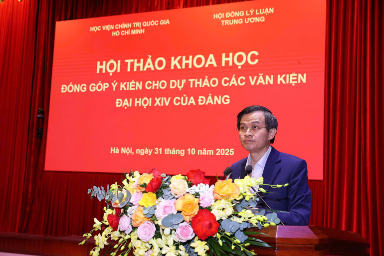 Đồng chí Đoàn Minh Huấn phát biểu khai mạc hội thảo.