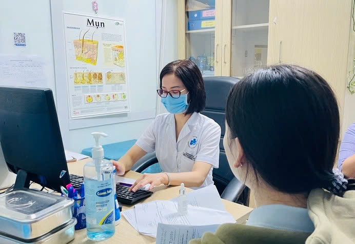 Bác sĩ thăm khám, tư vấn cho người bệnh mắc bệnh về da do thời tiết