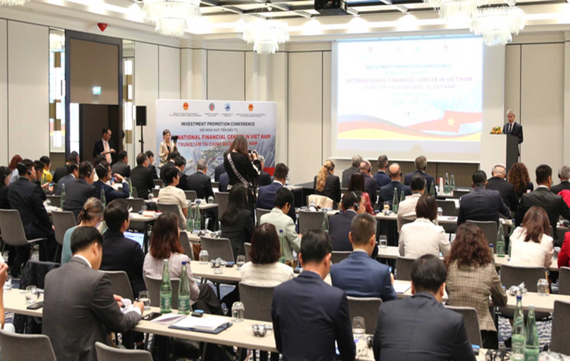 Hội nghị xúc tiến đầu tư Trung tâm tài chính quốc tế Việt Nam do Bộ Tài chính phối hợp với Đại sứ quán Việt Nam tại Đức, Tổng Lãnh sự quán Việt Nam tại Frankfurt và UBND TP. Đà Nẵng tổ chức - Ảnh: VGP/Nguyễn Hoàng