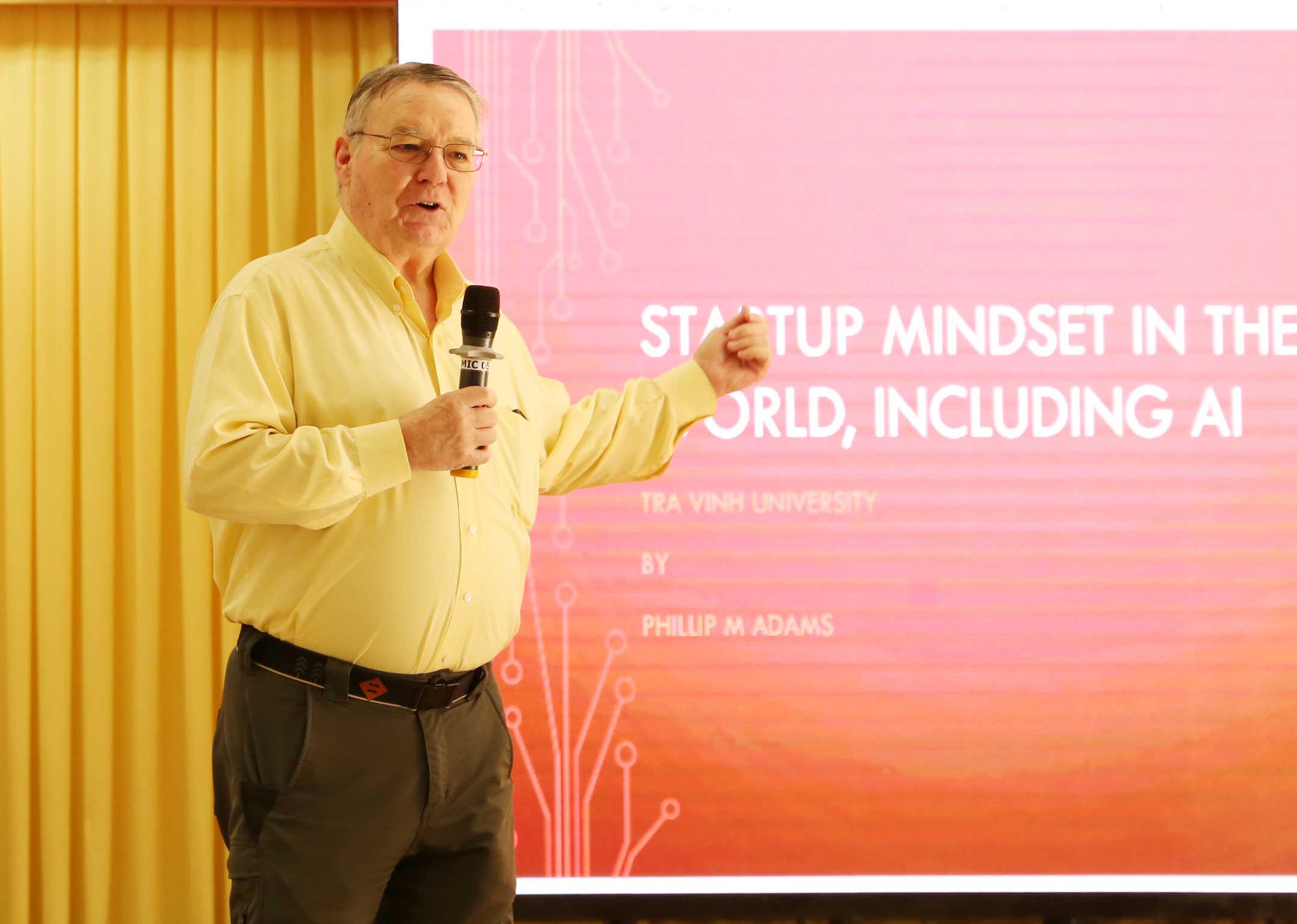 TS Phillip M. Adams chia sẻ các nội dung về gắn kết khởi nghiệp với AI.