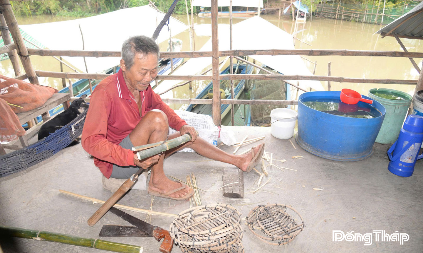 Ông Trương Văn Đua (67 tuổi, khóm Bình Thạnh B, phường Hồng Ngự) chuẩn bị nguyên liệu sản xuất lọp tôm.  