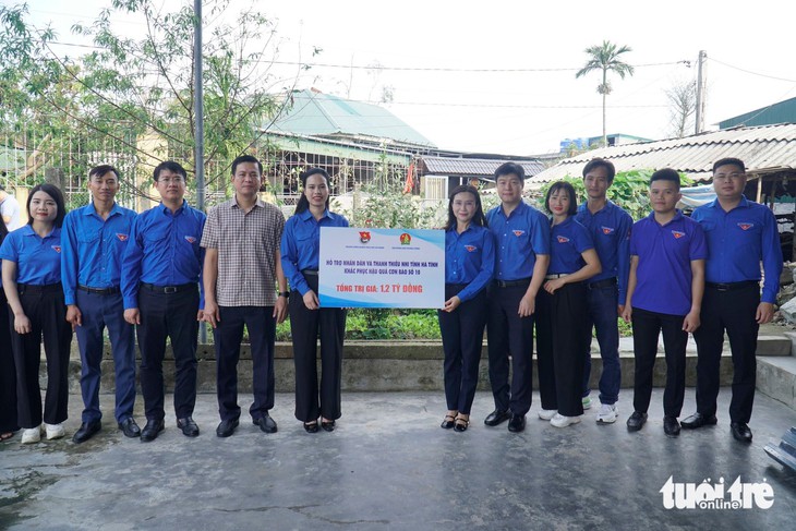 Trung ương Đoàn trao hỗ trợ 1,2 tỉ đồng cho người dân Hà Tĩnh bị thiệt hại do bão Bualoi - Ảnh: DOÃN HÒA