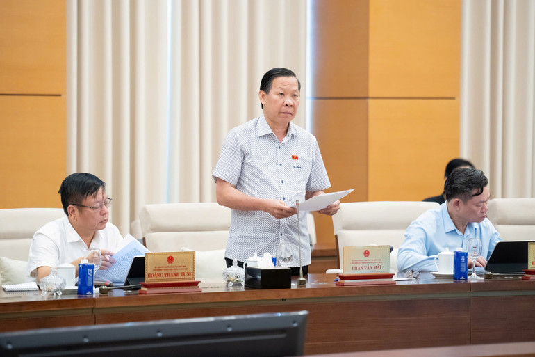 Chủ nhiệm Ủy ban Kinh tế và Tài chính Phan Văn Mãi trình bày báo cáo thẩm tra. (Ảnh: DUY LINH)
