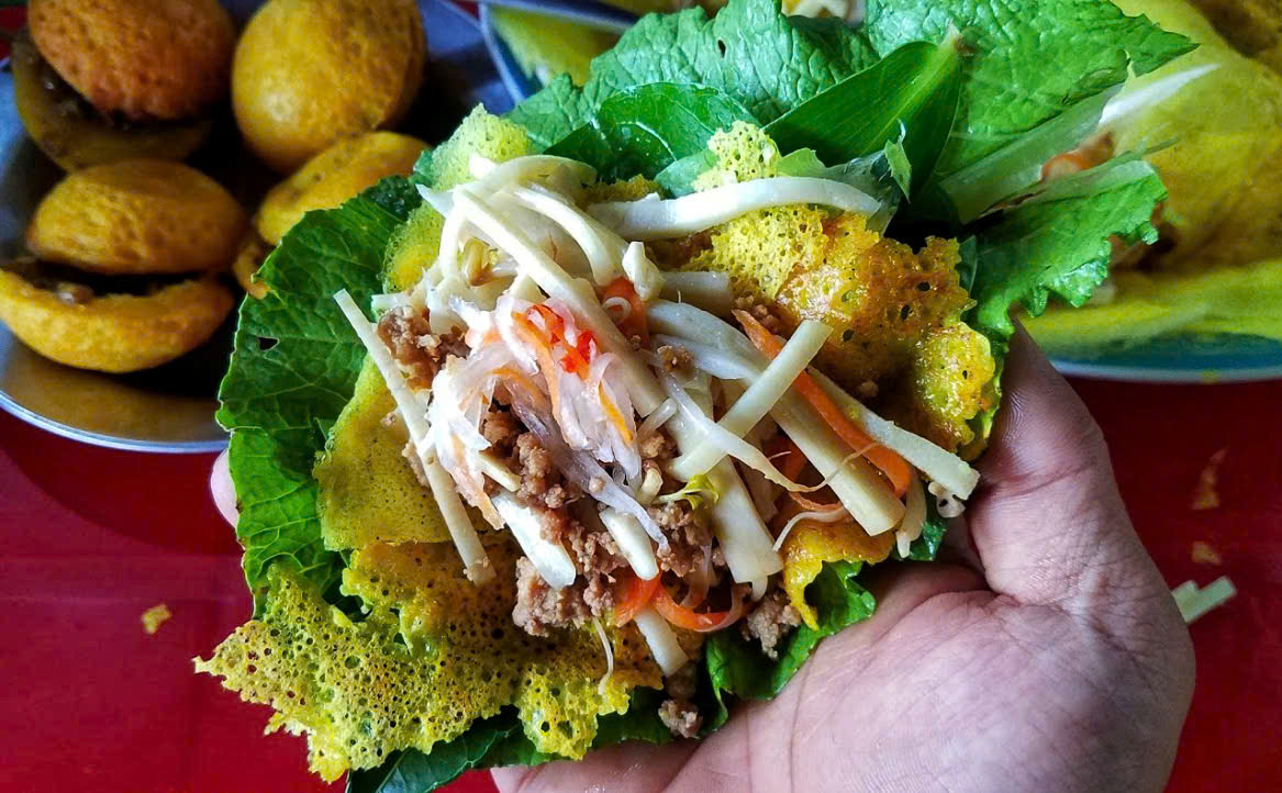 Bánh xèo nhân củ hủ dừa là món dân dã ai cũng muốn thử một lần.