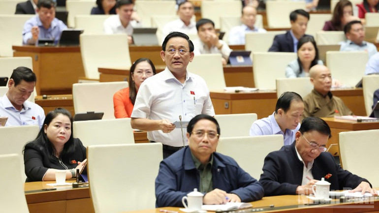 Đại biểu Trần Quốc Tuấn (Đoàn Vĩnh Long) phát biểu. (Ảnh: DUY LINH)