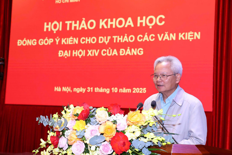 Đồng chí Tạ Ngọc Tấn phát biểu tại hội thảo.