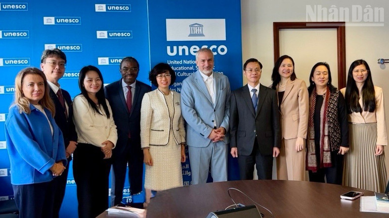 Thứ trưởng Ngô Lê Văn gặp Trợ lý Tổng Giám đốc UNESCO về Văn hóa Ernesto Ottone.