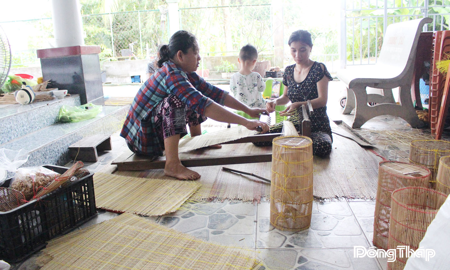 Công đoạn đan lọp tép.    