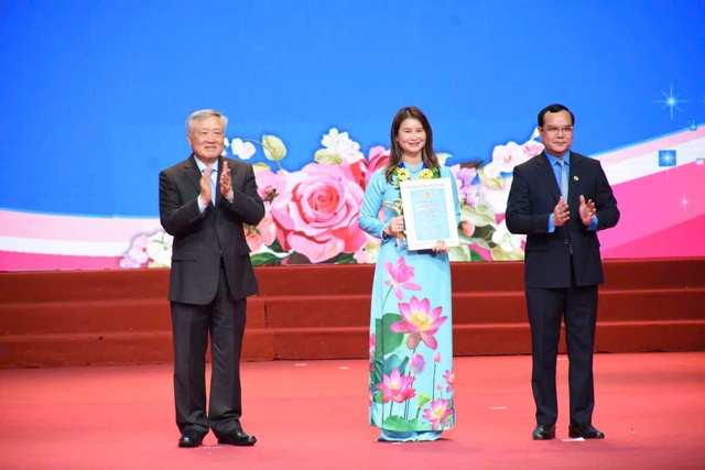 Phó Thủ tướng Thường trực Nguyễn Hòa Bình và Chủ tịch Tổng LĐLĐ Việt Nam Nguyễn Đình Khang trao tặng Giải thưởng “Nữ đoàn viên công đoàn năng động, sáng tạo, trách nhiệm” cho các cá nhân. Ảnh: Hải Nguyễn