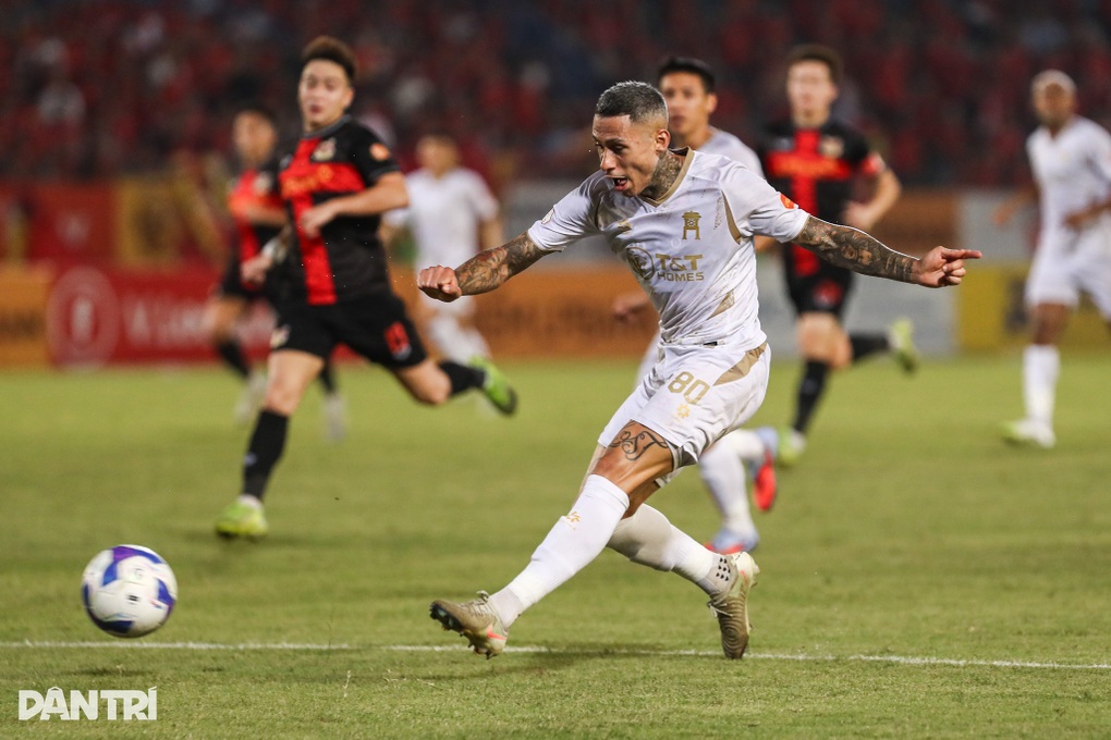 Cầu thủ Hà Nội FC dứt điểm khá thiếu may mắn ở trận đấu này (Ảnh: Đỗ Minh Quân).