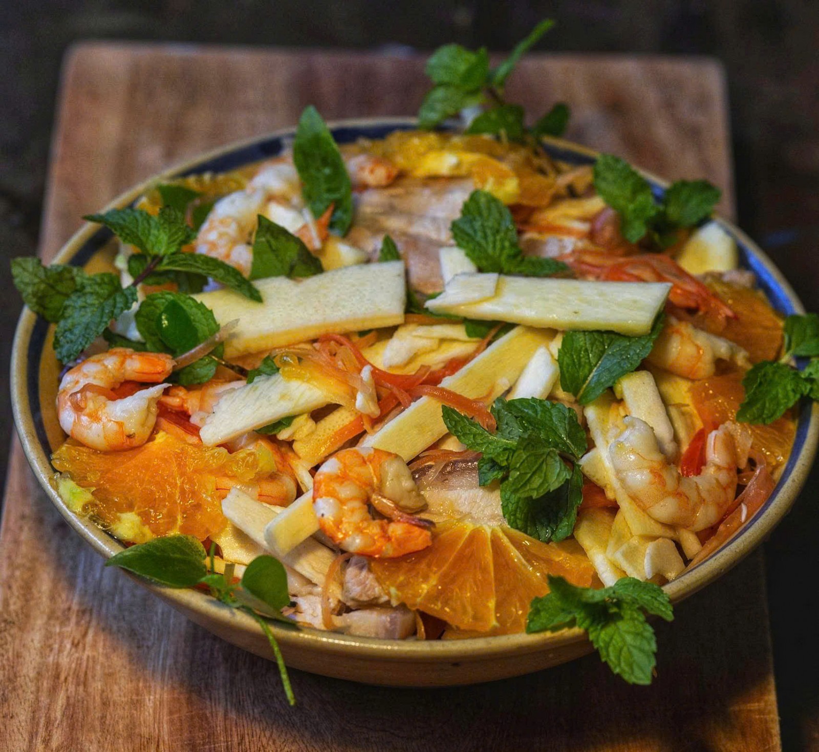 Gỏi củ hủ dừa tôm, thịt giòn thơm.