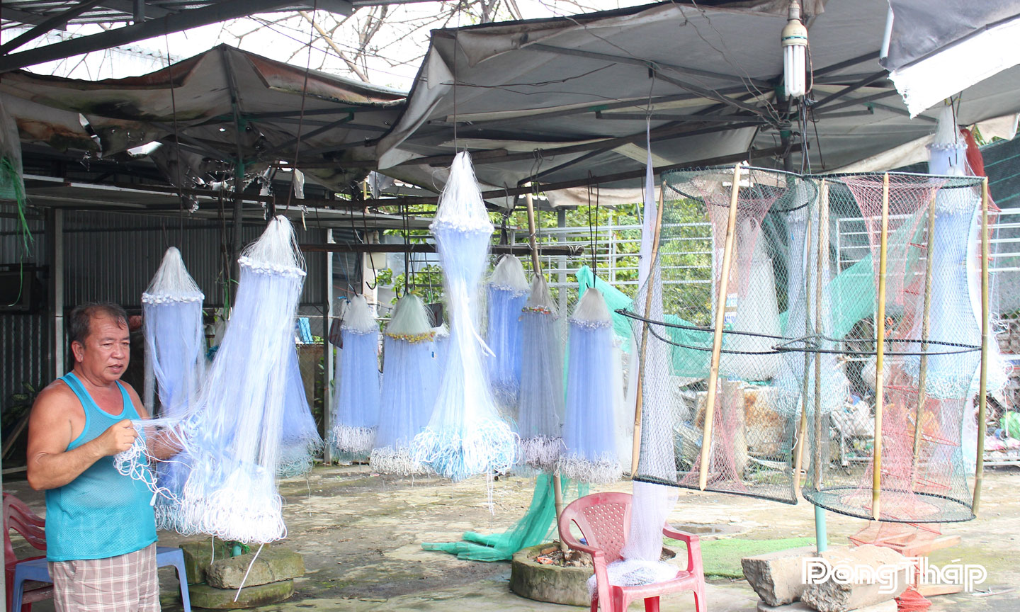 Ngư cụ đánh bắt cá được bày bán dọc theo Quốc lộ 80 thuộc xã Hòa Long.    