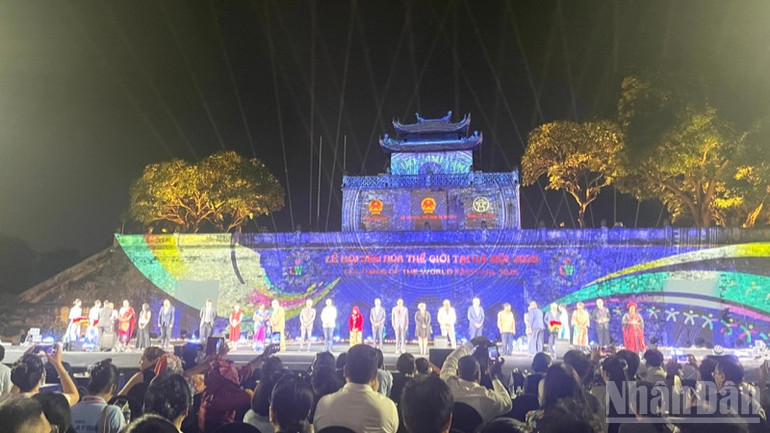 Ban tổ chức trao hoa và kỷ niệm chương tặng các đại sứ quán, tổ chức quốc tế và nhà tài trợ tham gia lễ hội.