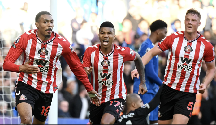 Sunderland lên ngôi nhì Ngoại hạng Anh