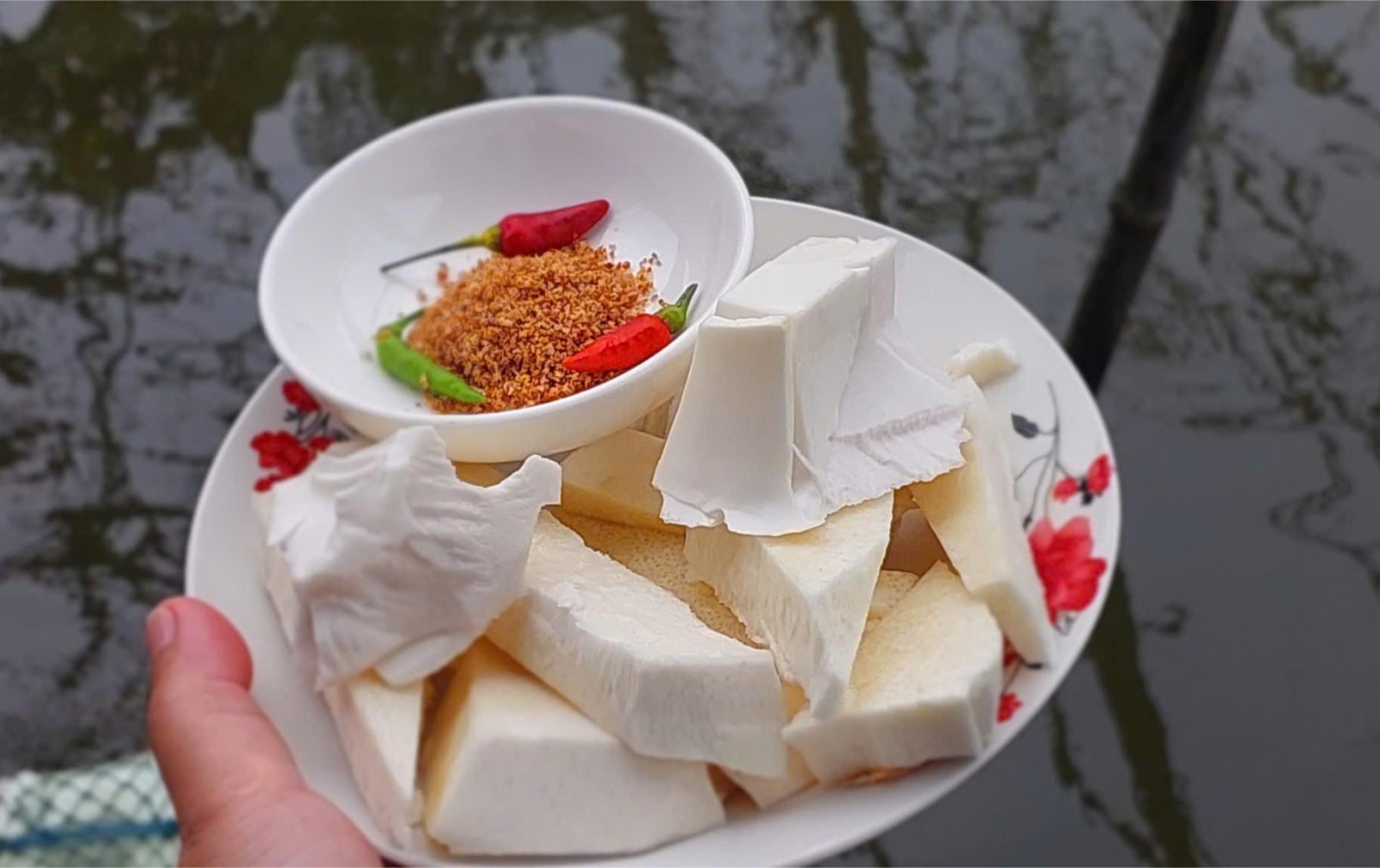 Củ hủ dừa ướp lạnh chấm muối ớt vừa ngon, vừa ít tốn công nhưng lại gây thương nhớ với không ít người.