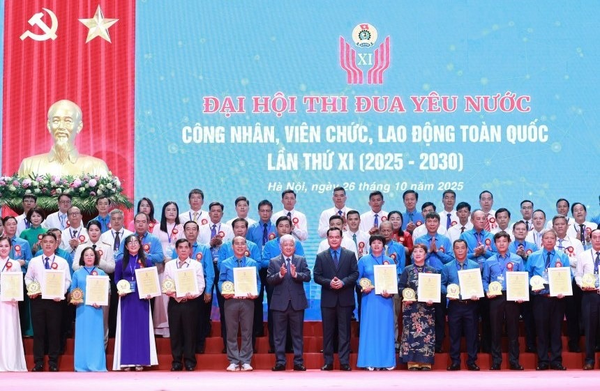 Lãnh đạo Đảng, Nhà nước, MTTQ Việt Nam tặng Giấy chứng nhận và biểu trưng cho các tập thể được tuyên dương. Ảnh: Hải Nguyễn