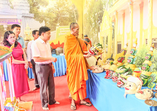 Đại biểu tham quan gian hàng trưng bày sản phẩm đặc trưng của đồng bào Khmer.