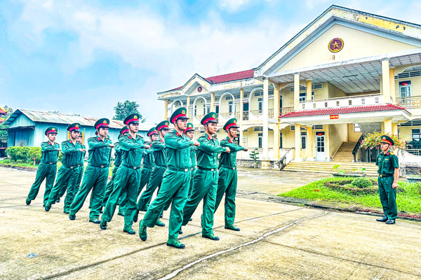 Thực hiện nghiêm điều lệnh đội ngũ.