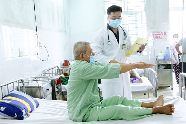 Bác sĩ BVĐK Vĩnh Long kiểm tra sức khỏe cho bệnh nhân đột quỵ sau khi được điều trị bằng thuốc tiêu sợi huyết.