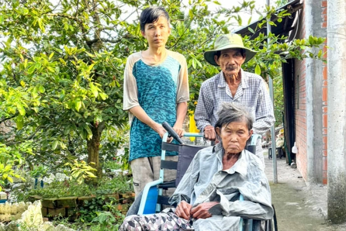 Cụ già ngồi xe lăn bán vé số, cần được giúp đỡ