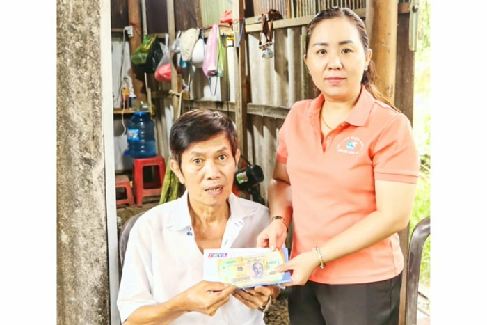 Trao tiền bạn đọc giúp ông Nguyễn Văn Hải