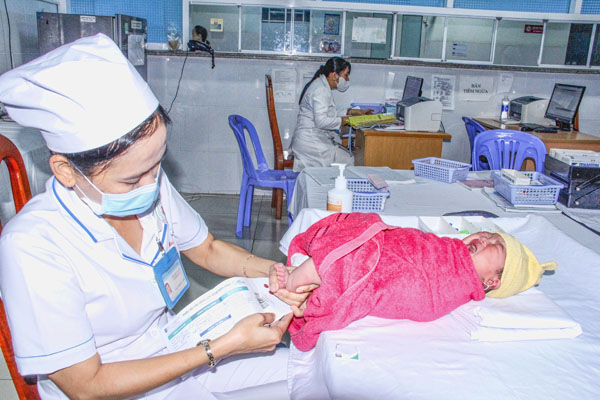 Bộ Y tế khuyến cáo tất cả trẻ sơ sinh nên được thực hiện sàng lọc máu gót chân trong vòng 48-72 giờ sau sinh để tầm soát sớm nhiều bệnh lý bẩm sinh nguy hiểm.

