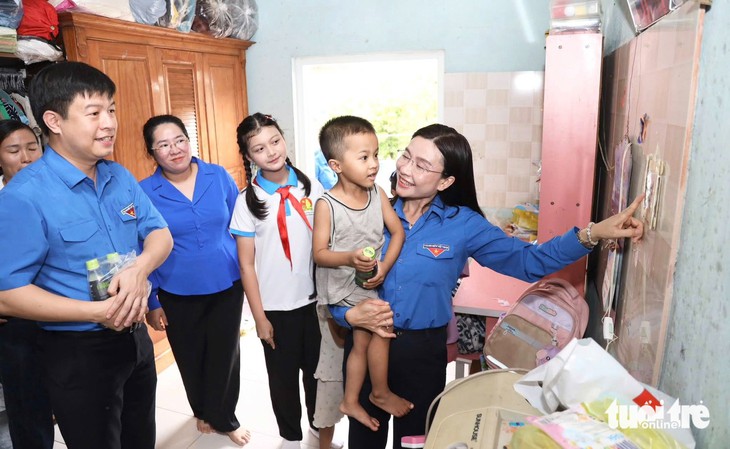 Những món quà của Trung ương Đoàn được trao tận tay tới người dân, các em nhỏ hai tỉnh Nghệ An và Hà Tĩnh góp phần xoa dịu nỗi đau, mang đến niềm tin và hơi ấm sau bão - Ảnh: DOÃN HÒA